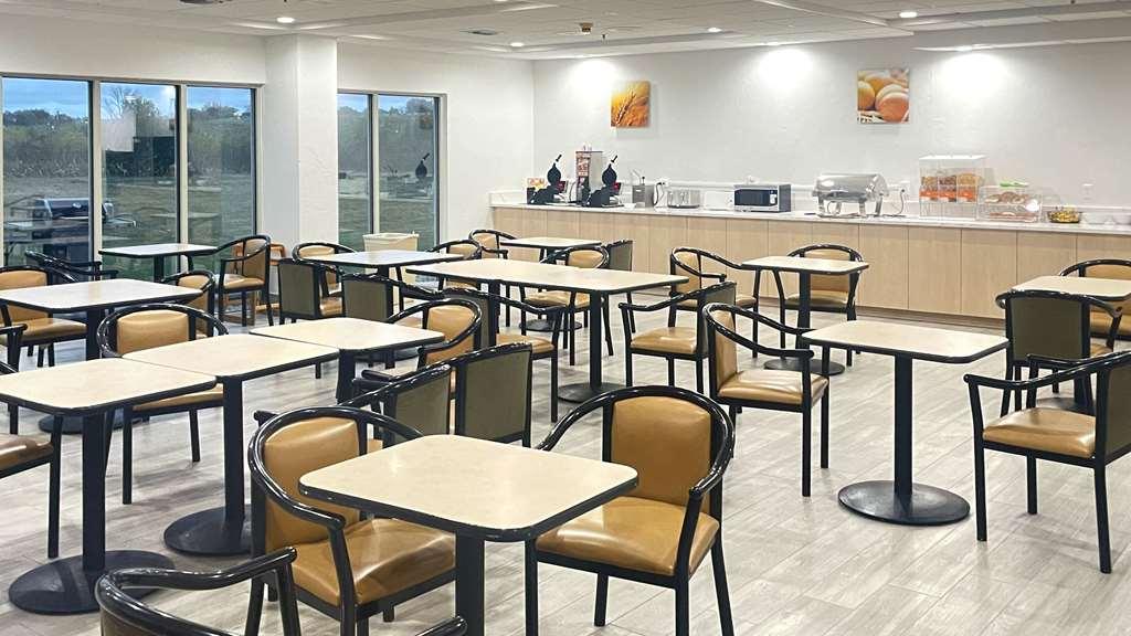 Hotel Comfort & East - Monona 3*