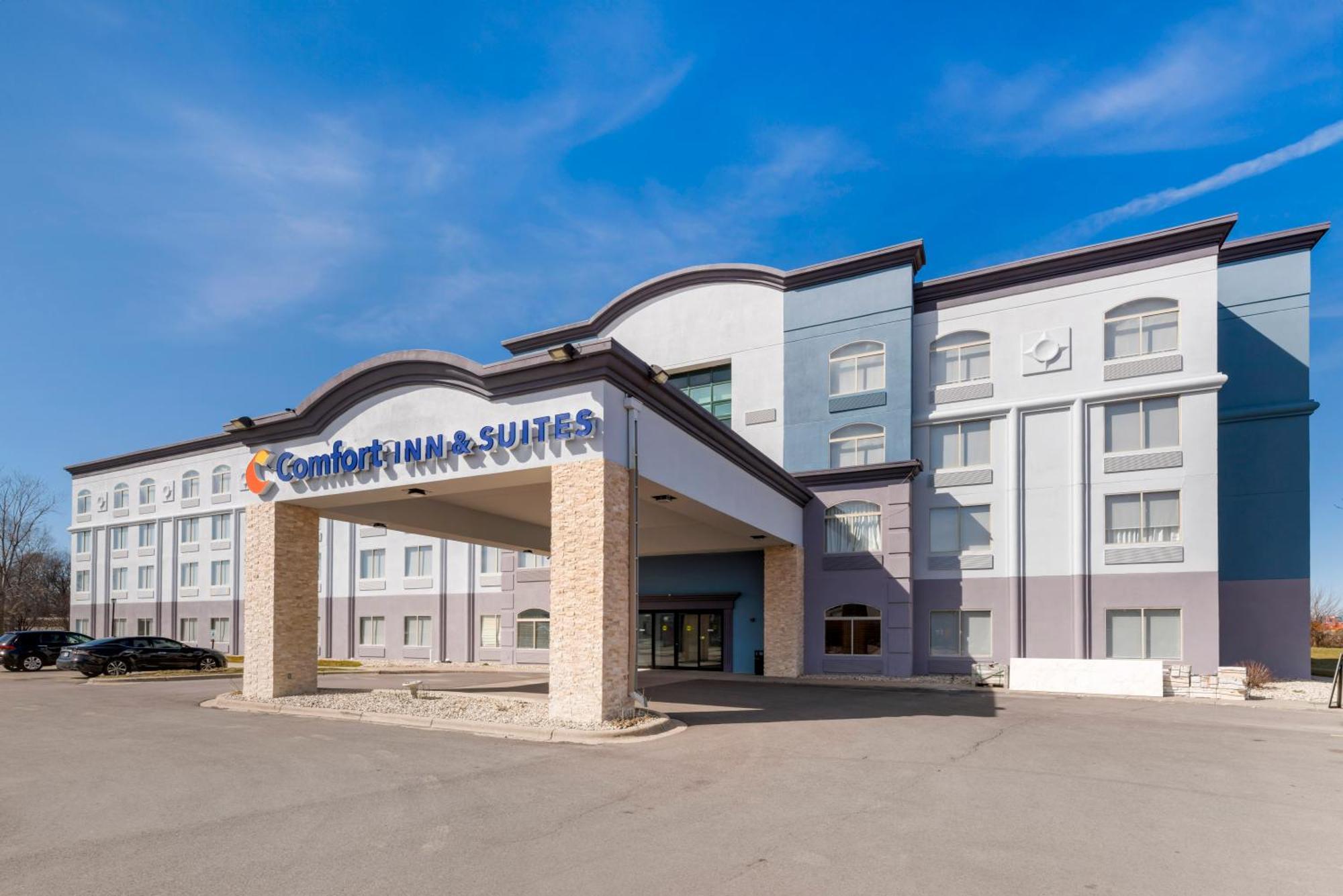 Hotel Comfort & East - Monona 3*